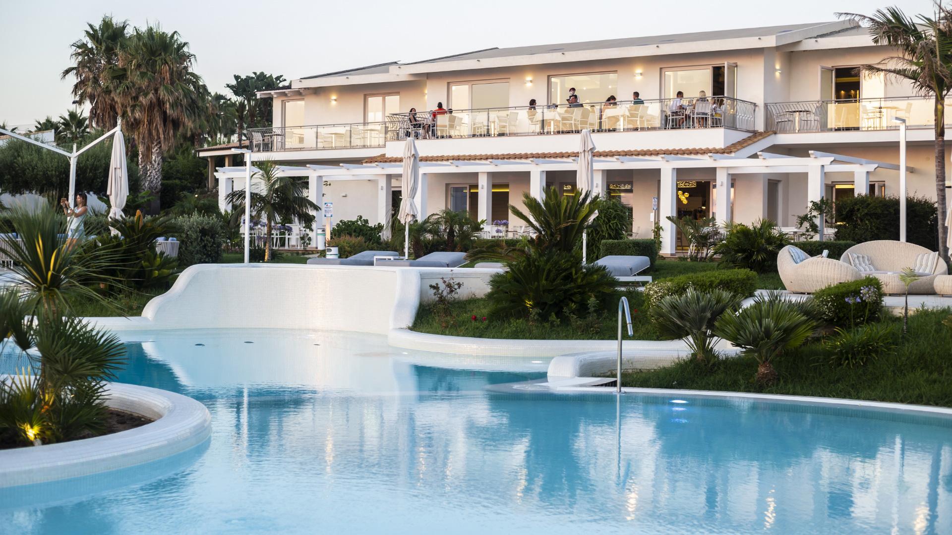 Complexe de luxe avec piscine et jardin tropical.