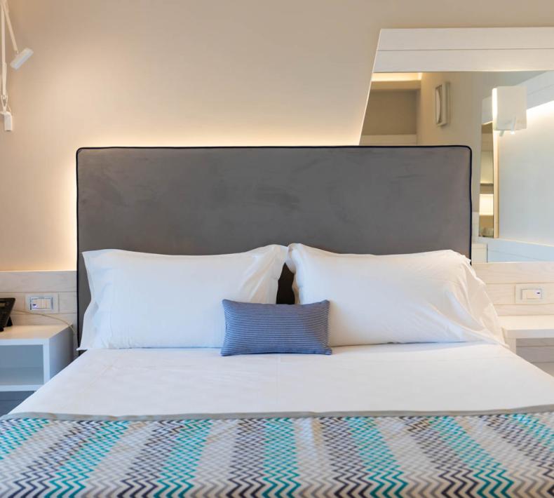 Chambre moderne avec un lit double et une décoration minimaliste.