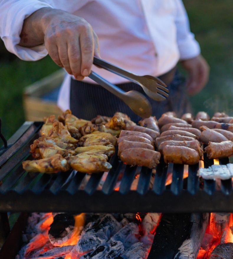 Grigliata di carne su barbecue con brace ardente.